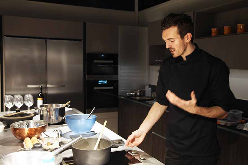 Chef Maxime prépare un plat dans une cuisine